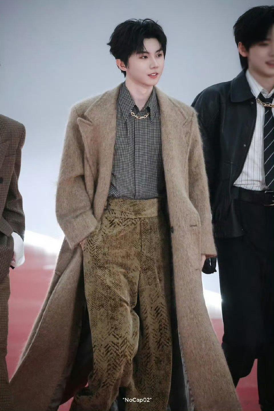 时团队长马嘉祺今天红毯造型驼色大衣搭配Tiffany Titan by Phar