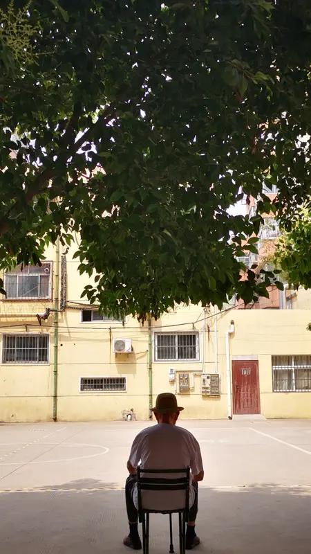 酒是否该喝，礼是否该随，想必人人心中都有杆秤。退休之后，未还的人情要还，维系友谊