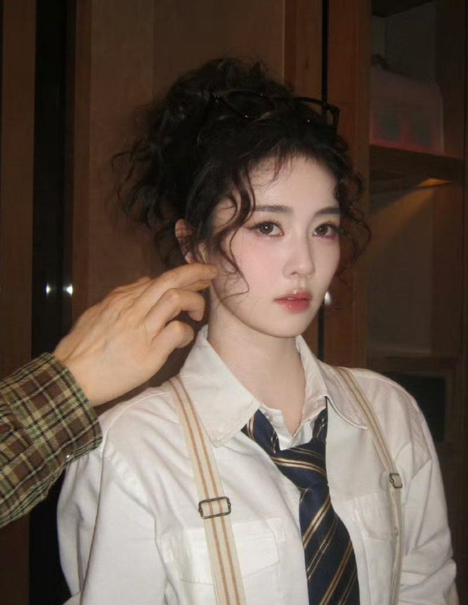 白鹿超话 今天是卷毛酷姐呀
   呜呜呜~~怎么能这么美呢？
薛凯琪教白鹿说粤语