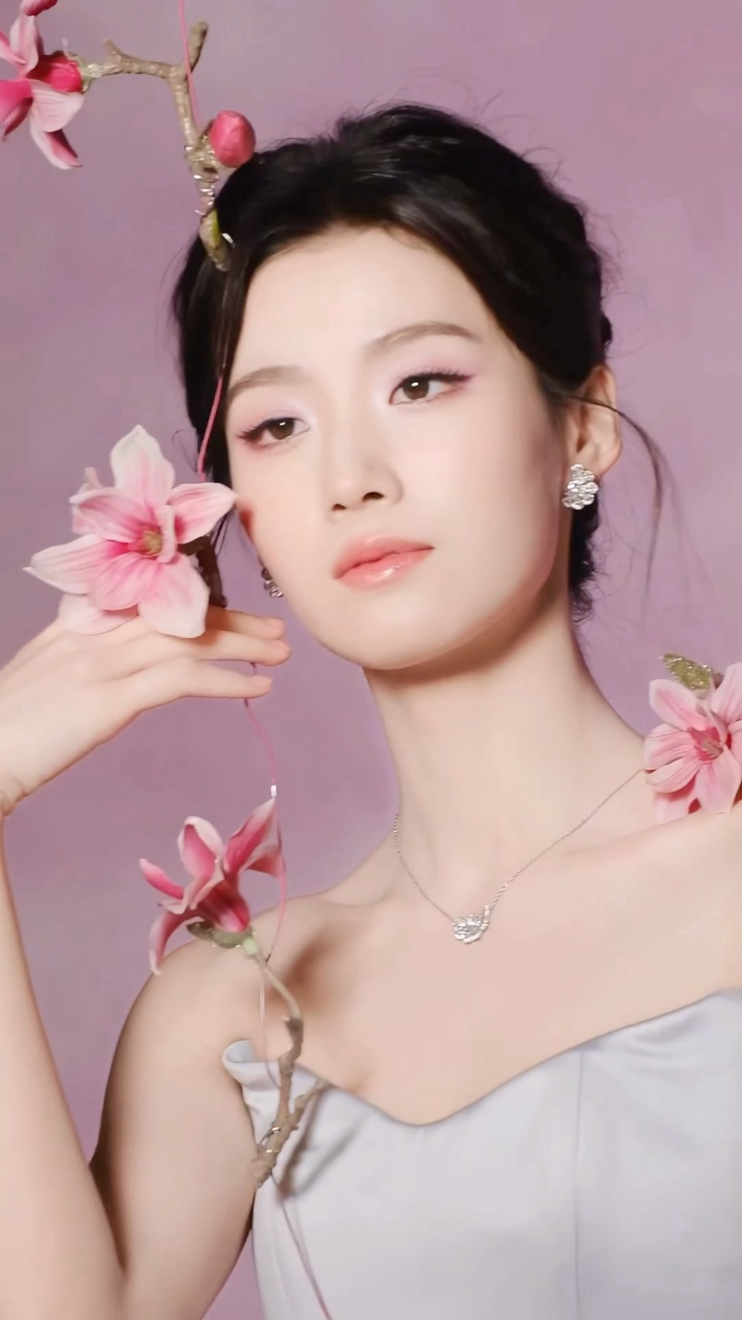 卢昱晓 大花气质卢昱晓每次活动造型都让人眼前一亮，盘发造型古韵优雅，温柔清甜兰花