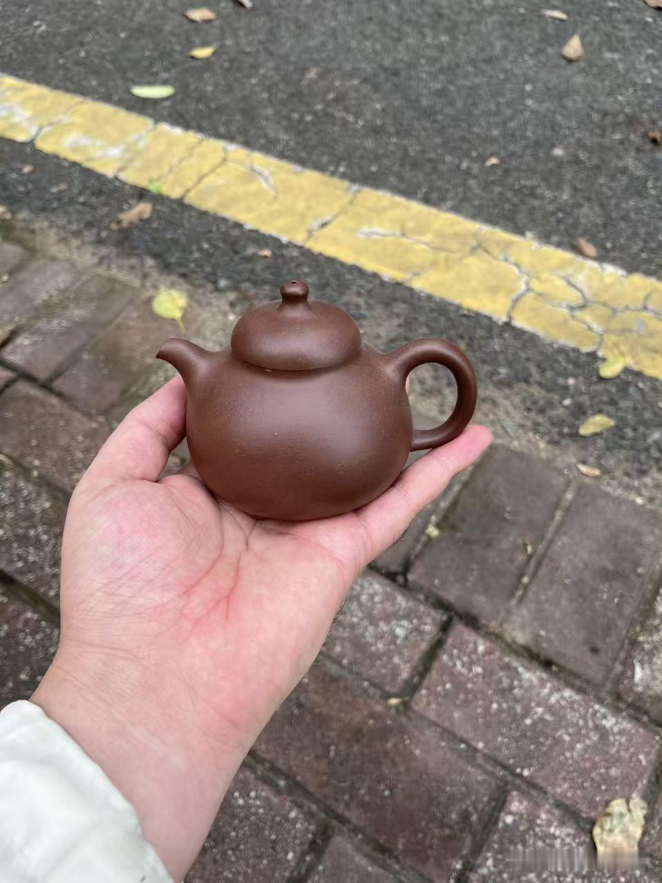 三足乳鼎，看三个地方就够了
第一看足。 三乳足短而有力，暗接壶底，三足鼎立，稳而