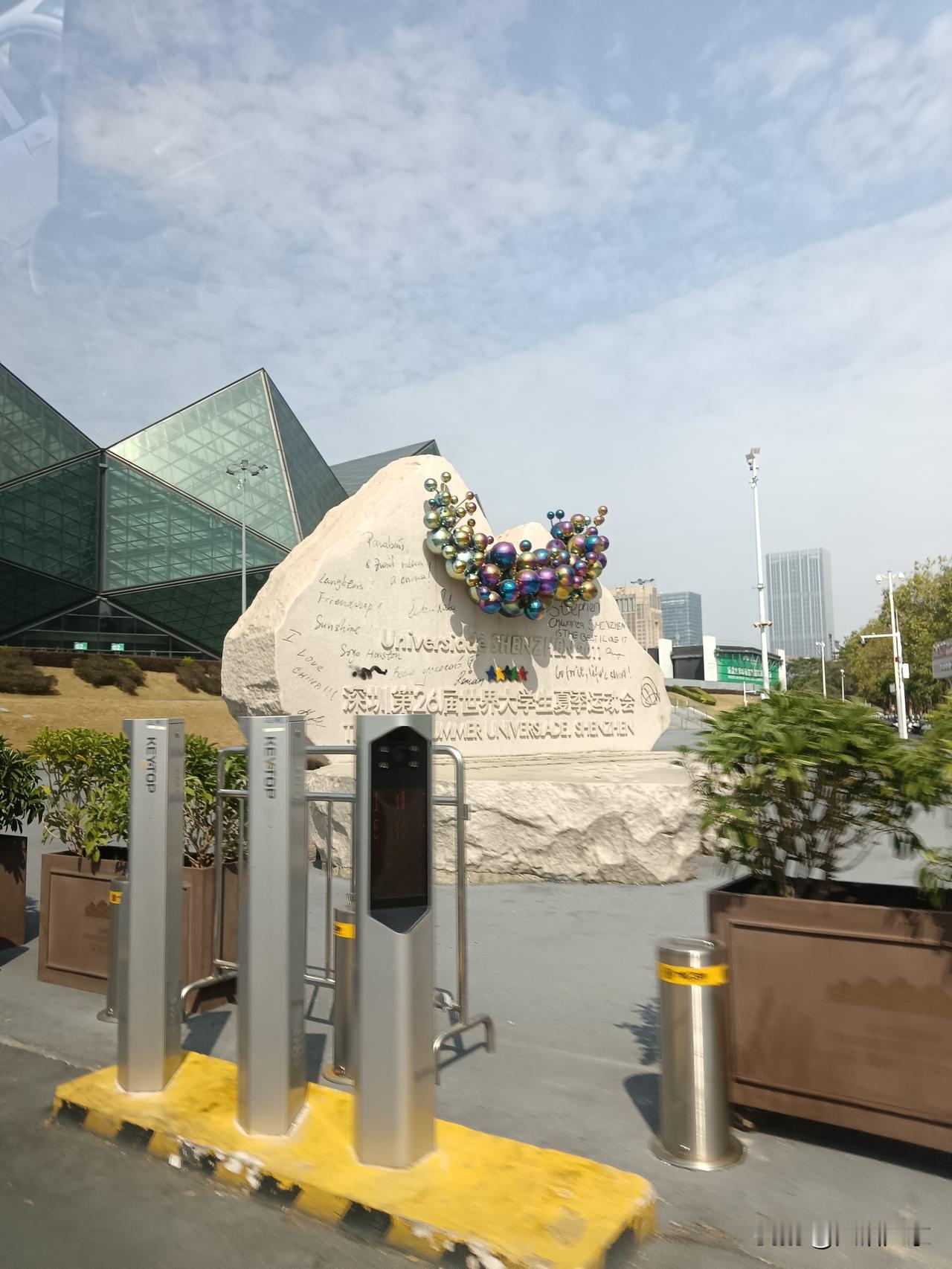 深圳与广州最大的差异，想来便是停车费了。

深圳商业中心的停车费极为便宜，而广州