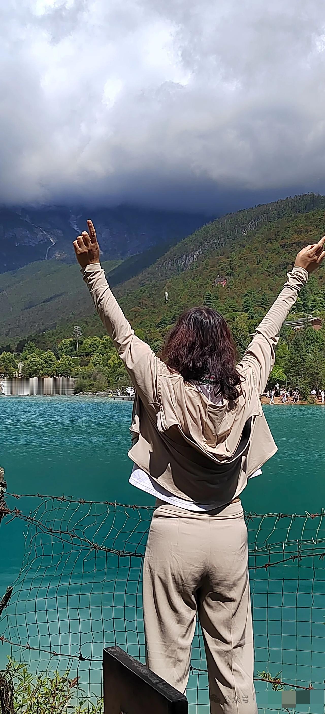 让每一次张开双手，都成为与天地对话的仪式，迷人的后背