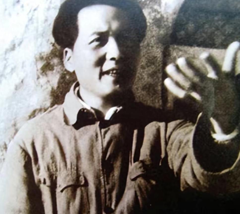1927年，毛主席被捕后，押去刑场的路上，突然对一名团丁说:老哥，我腿疼，伤筋了