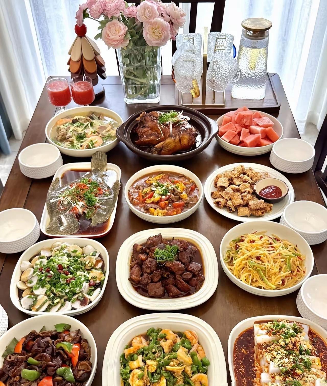 跟着婆婆到大姨家串门，也好几年没过来了。
大姨忙活半天，做出来满满一桌子菜。
可