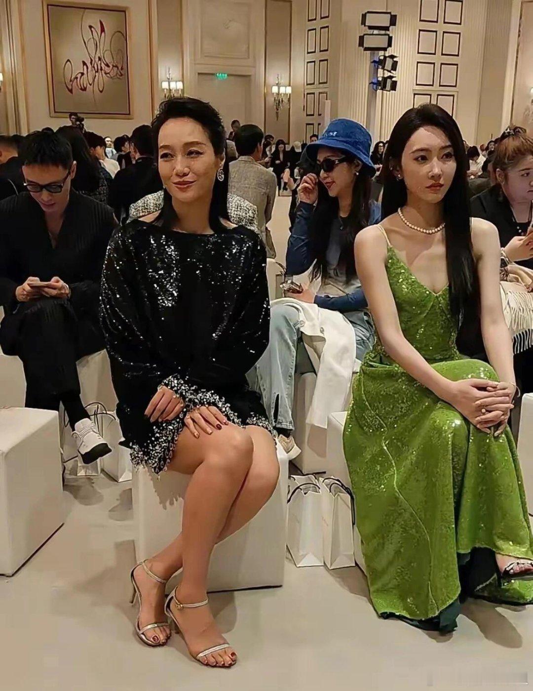 看着脚都疼，就不会买个大点的鞋子吗？ ​​​