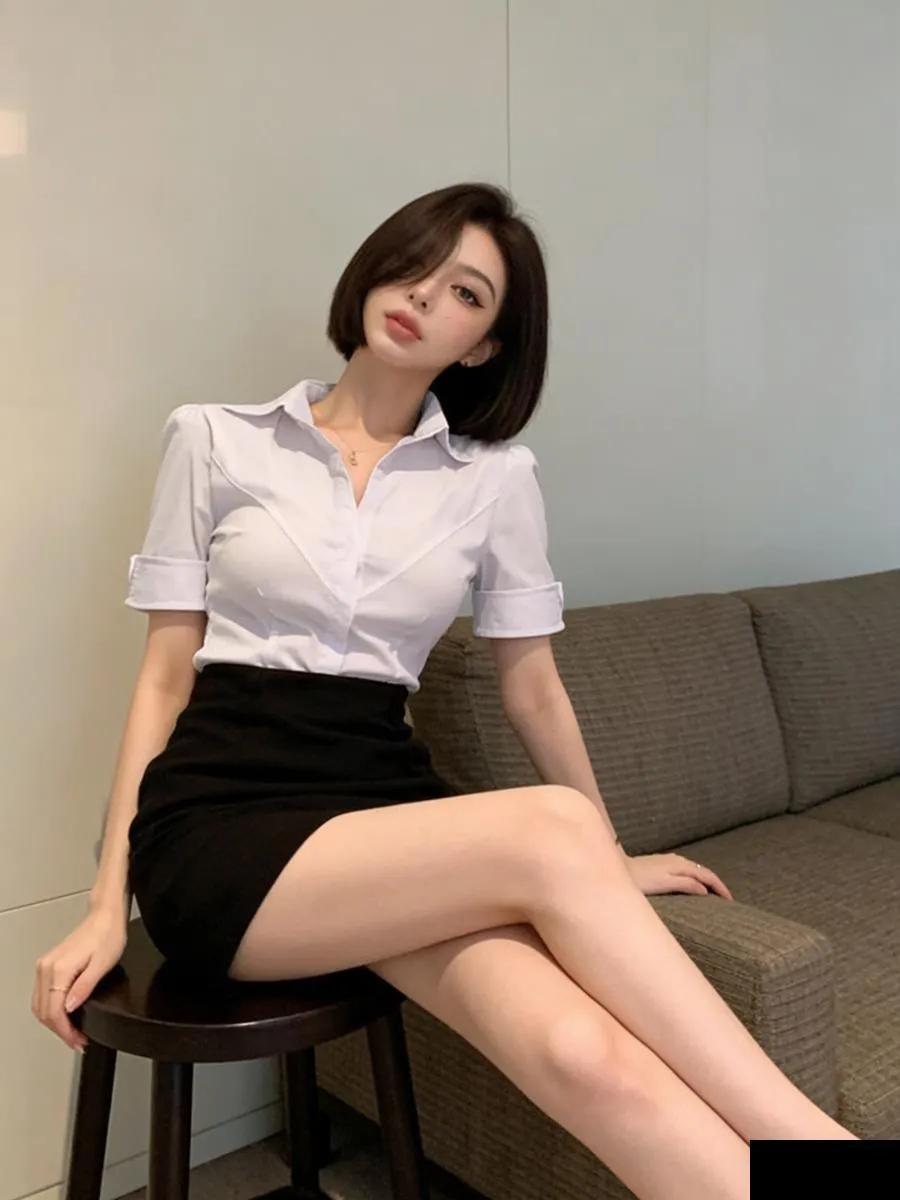 优雅职场风，白衬衫黑短裙，气质满分！