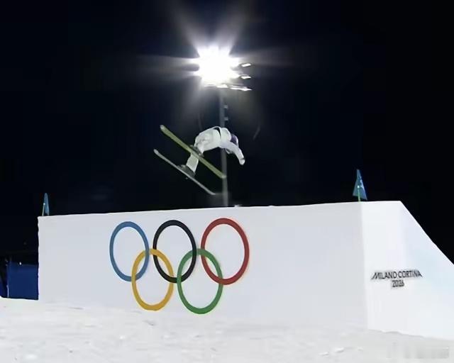 谷爱凌大跳台170.75分2月15日凌晨，冬奥会自由式滑雪女子大跳台预赛。27位