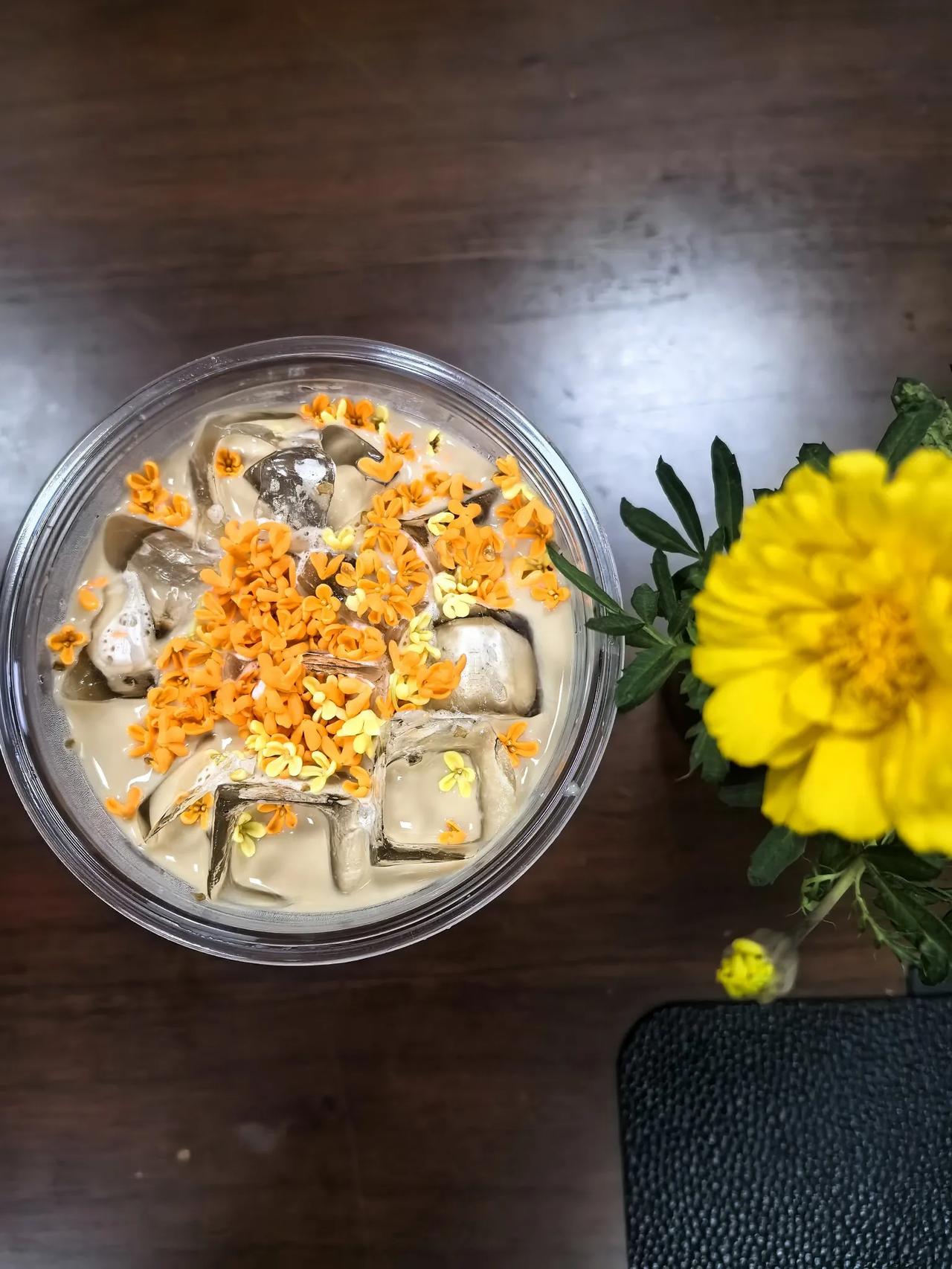 下班前，喝一杯“新鲜桂花”椰青拿铁[加油]