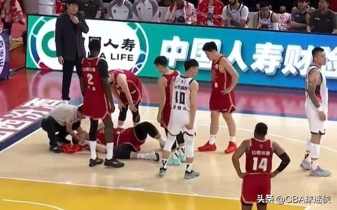 开局就暴击！陶汉林一肘，刘传兴直接担架抬走😱

这才打了1分钟啊！篮下卡位，陶