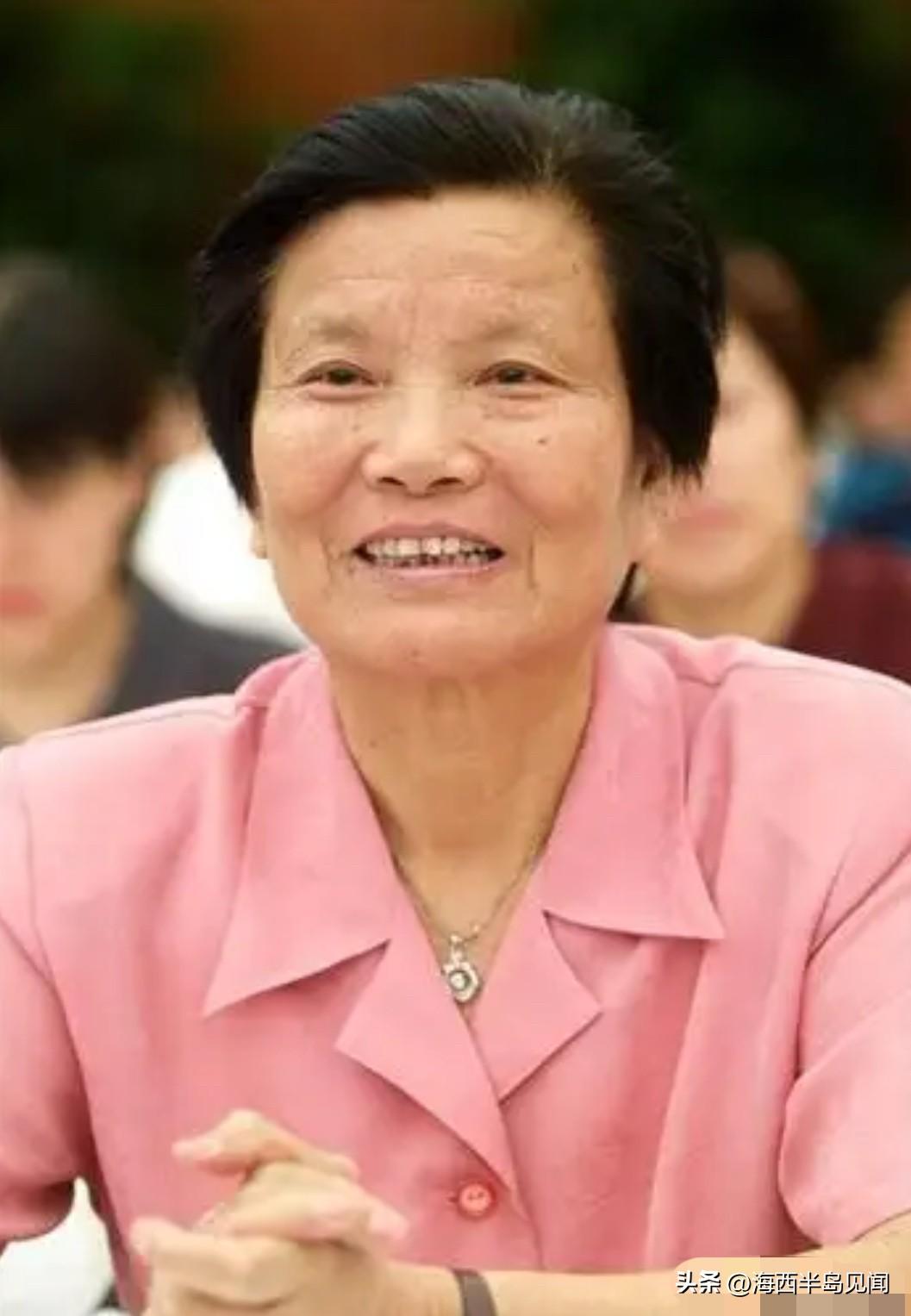 她是上海纺织厂的工人劳动模范，当选中央委员时只有36岁，曾任上海革委会副主任时年