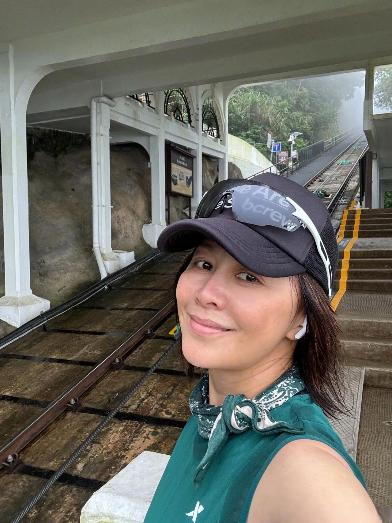 刘嘉玲的不惧衰老和坦然面对的态度，值得大家学习。
刘嘉玲近来频频晒出她的无美颜、