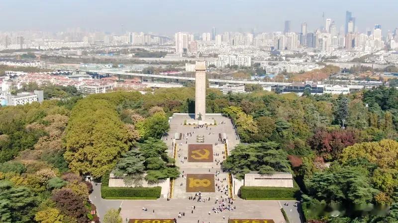 南京全城鸣响防空警报 12月13日，南京全城鸣响防空警报，那声音沉重而悲怆。这一