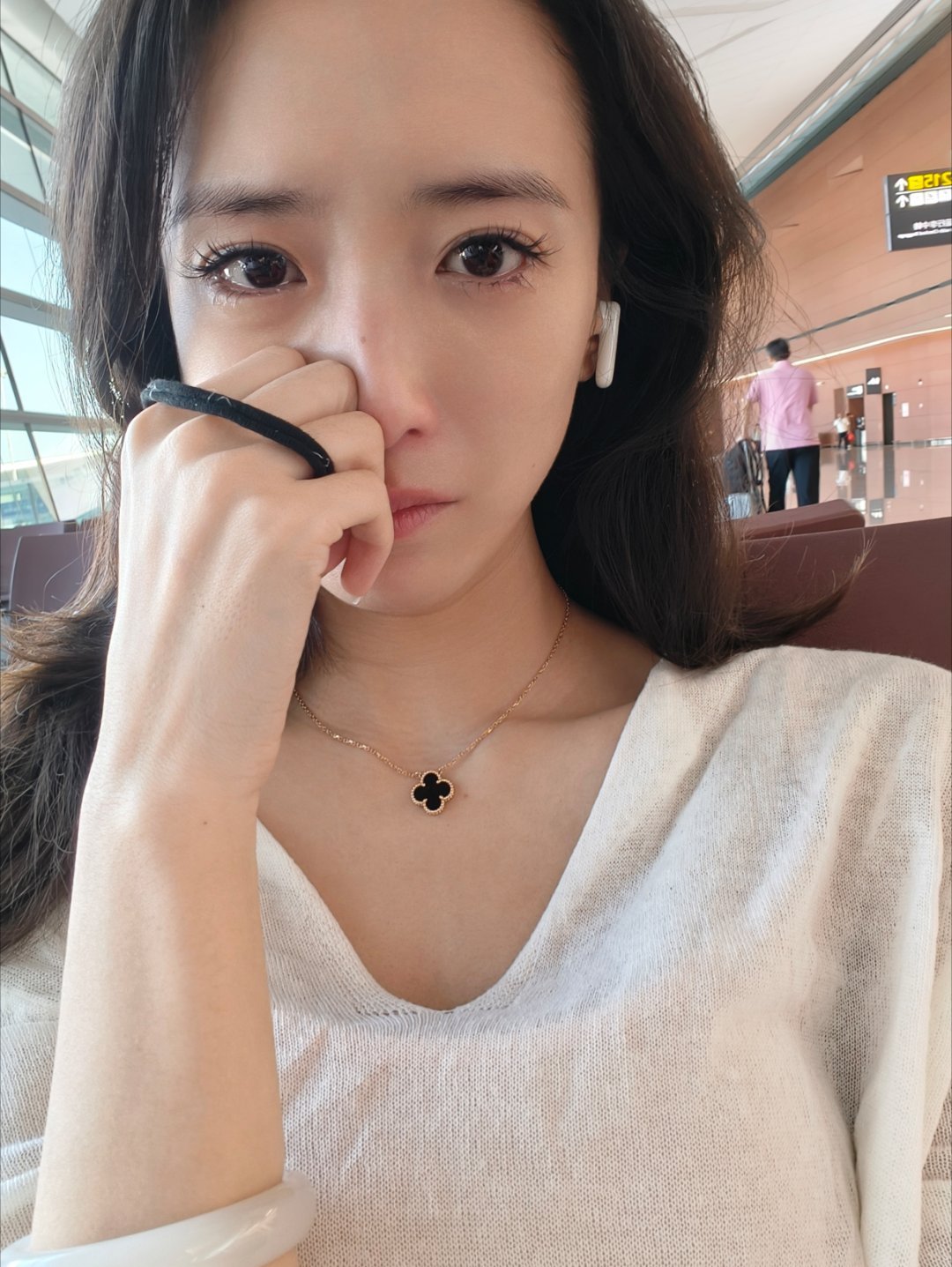哭了[泪]早上八点半出发，现在还在成都[泪][泪][泪]今天都不一定到得了伊宁[