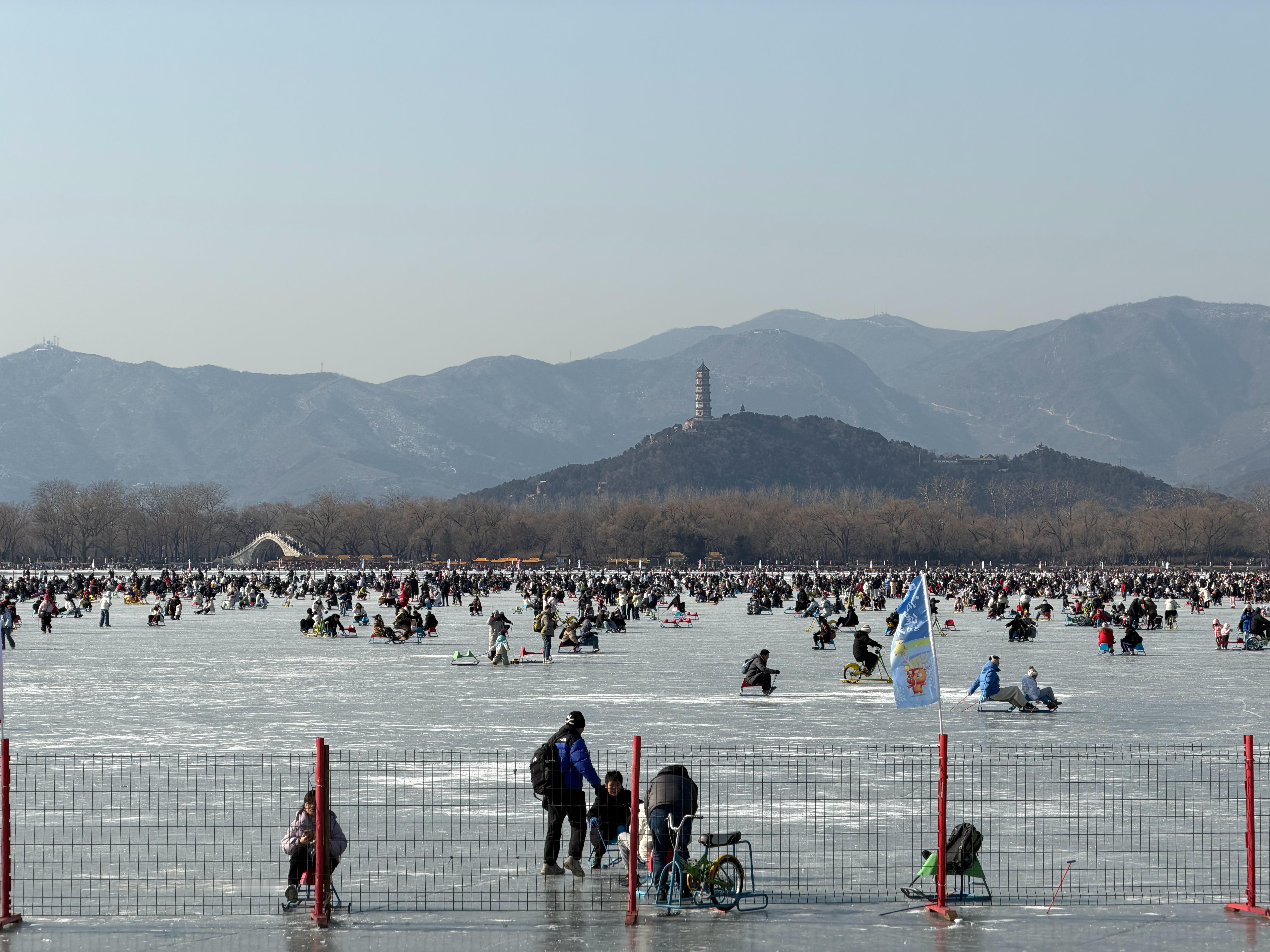 人滑冰还是冰滑人… 北京·颐和园-昆明湖