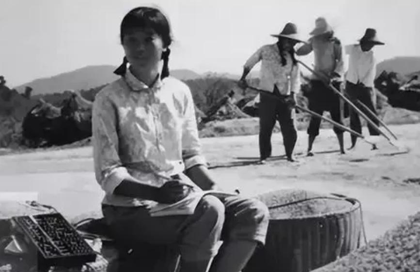 1974年4月2日，西双版纳的雨夜格外漆黑。21岁的女知青朱梅华像往常一样，披着