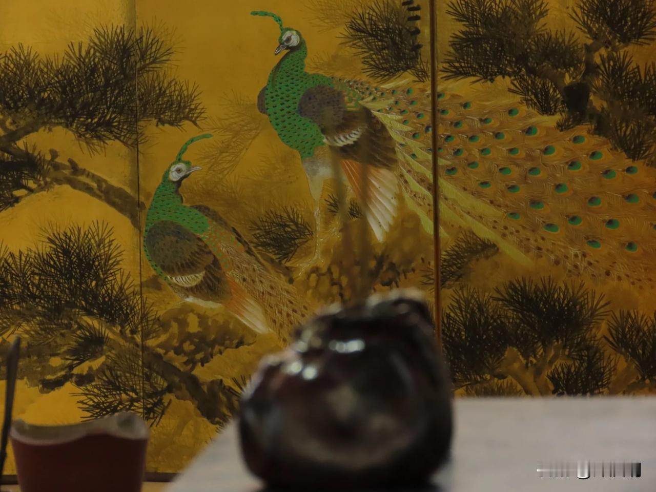 绿孔雀翩翩起舞，松柏相伴，尽显东方韵味。