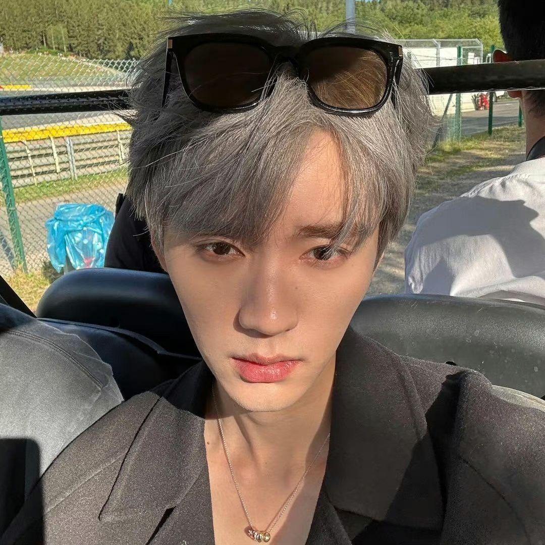 #周翊然漫画美男#周翊然银发撕漫感绝了，清冷俊逸，低头浅笑那一秒我直接沦陷，好爱