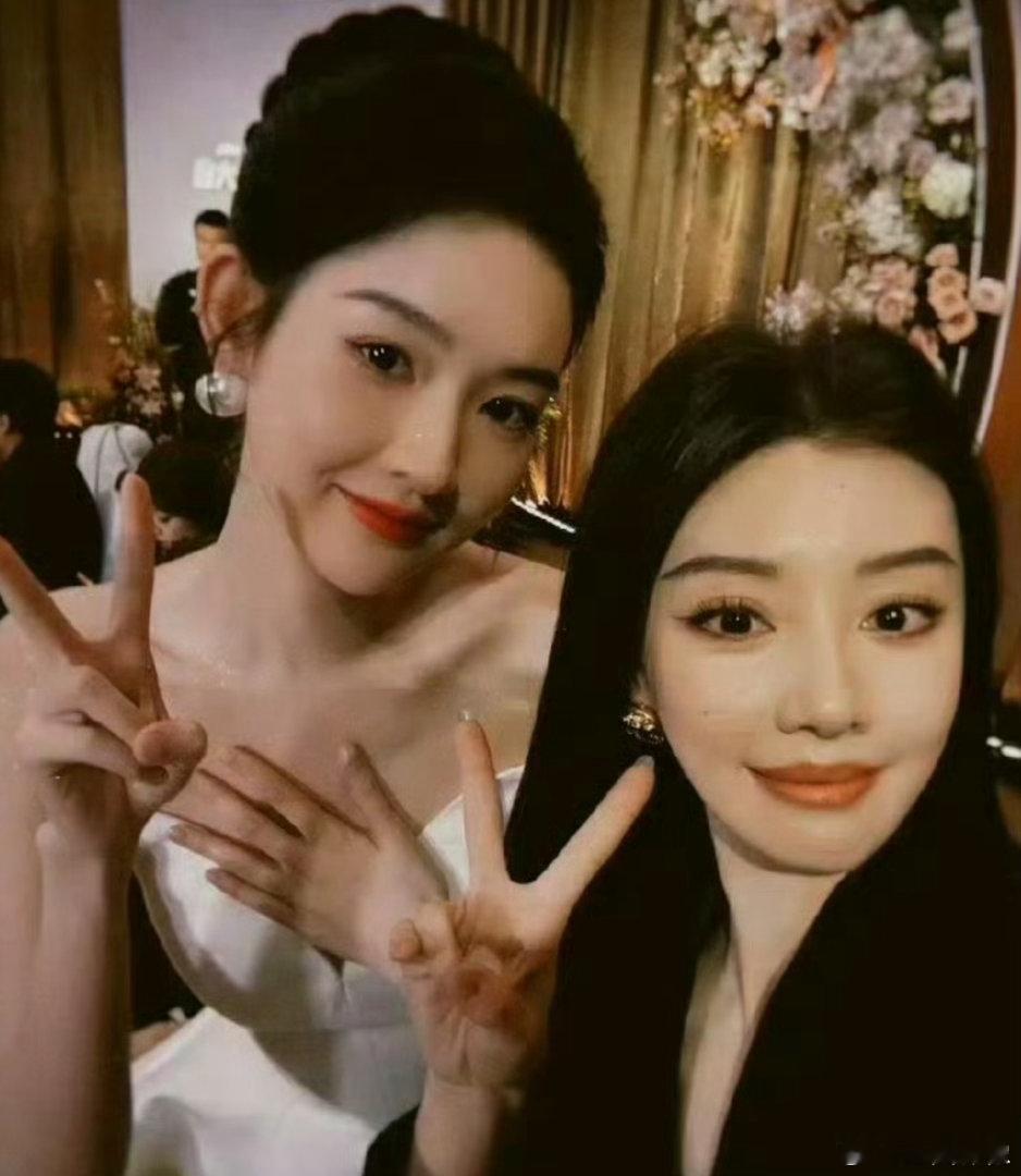 王玉雯和王鹤润俩人还有合照呢。说实话王玉雯这长相，怎么看都是那种福气满满很开朗的