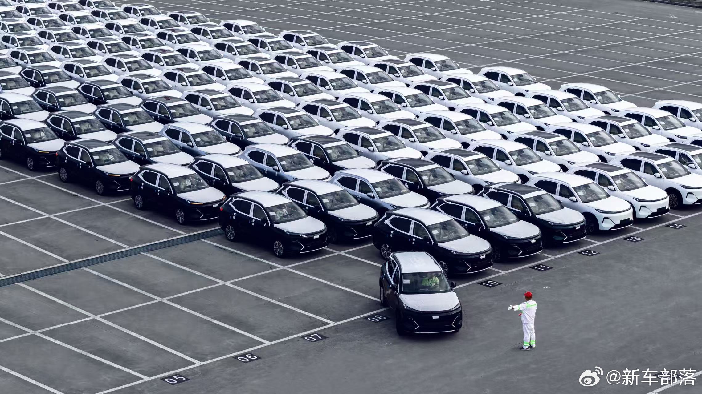 吉利海外销量连续两月破6万辆，同比狂增134.7%，这份成绩单绝非偶然，而是其“