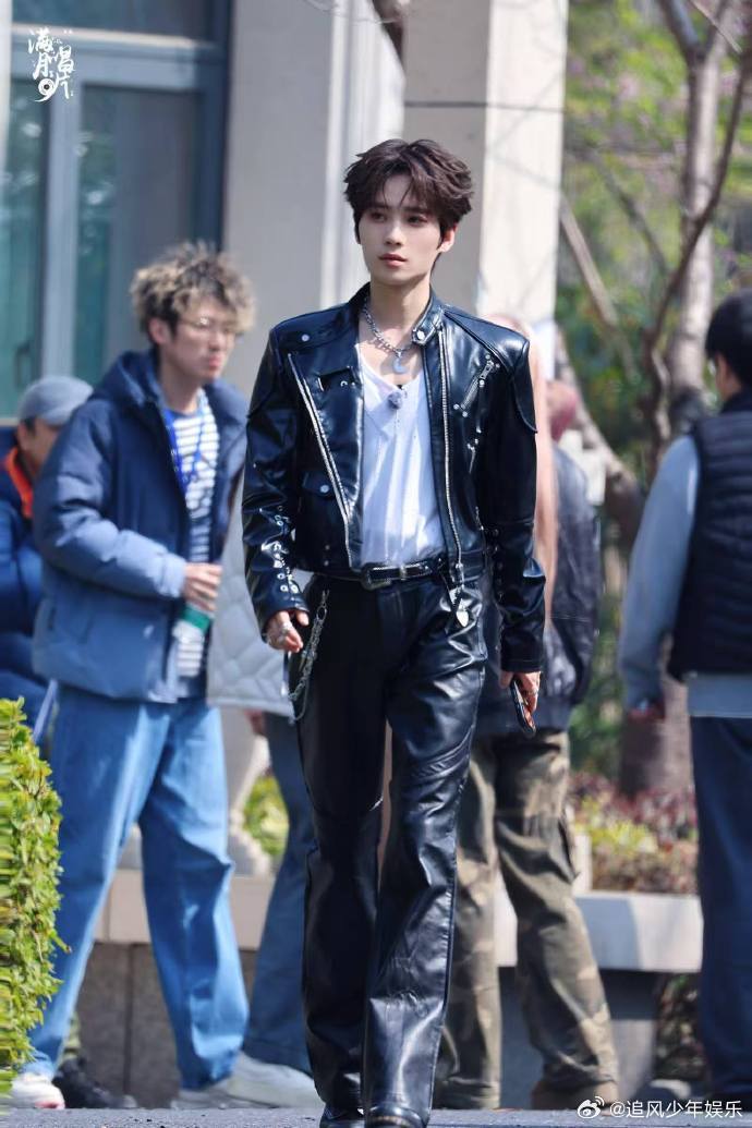 井胧 坐这里看看帅哥风华合伙人里的井胧也太可爱了！接待顾客时直接安排吧台座位，还