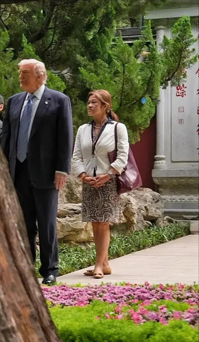 路透社摄影高级记者关注了美国联邦政府总统特朗普访华的主要中英文翻译，穿着中规中矩