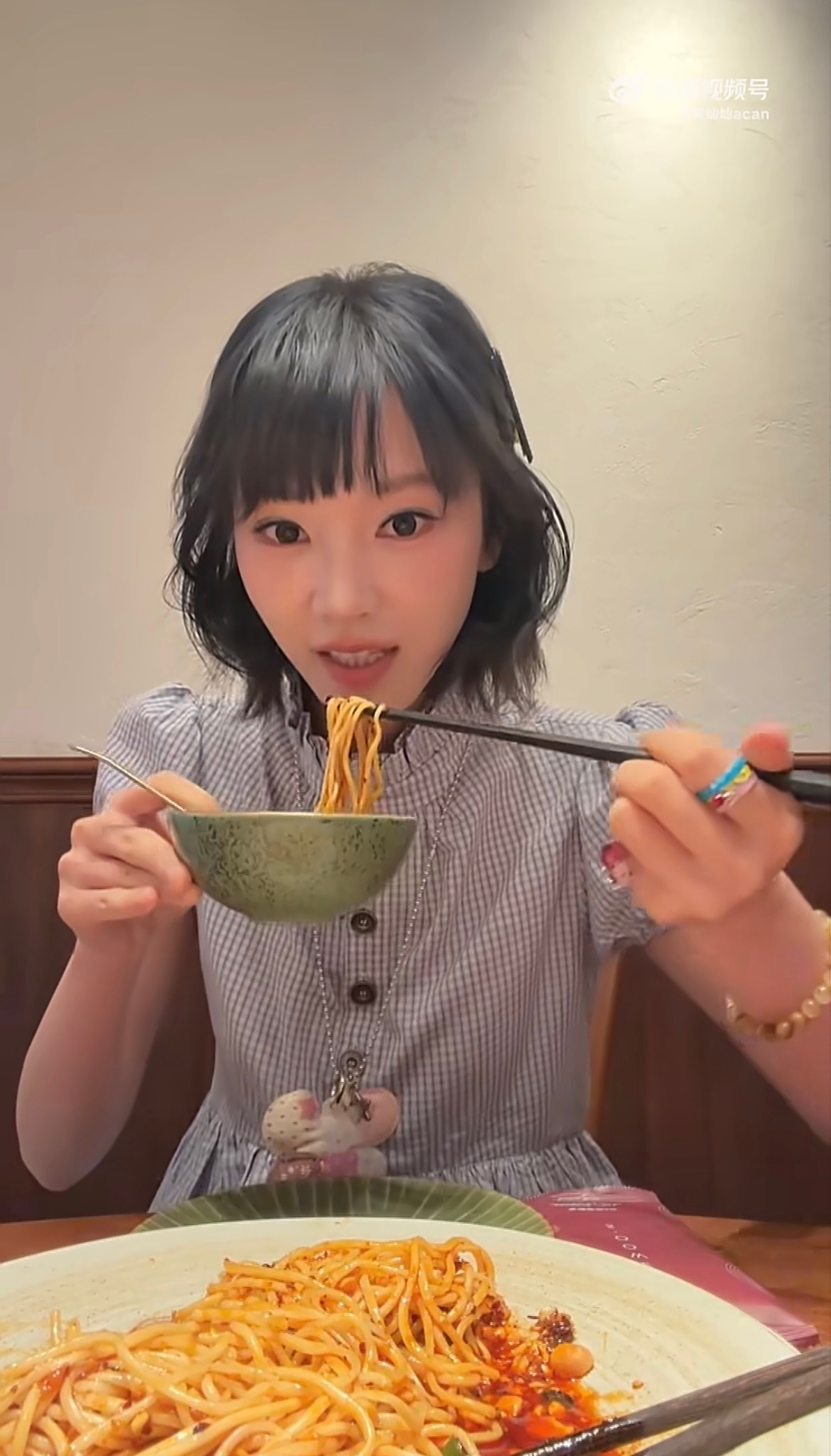 黄灿灿的状态不像演的真的很抽象且没有任何包袱，粉丝和路人纷纷调侃她“这不正常不像