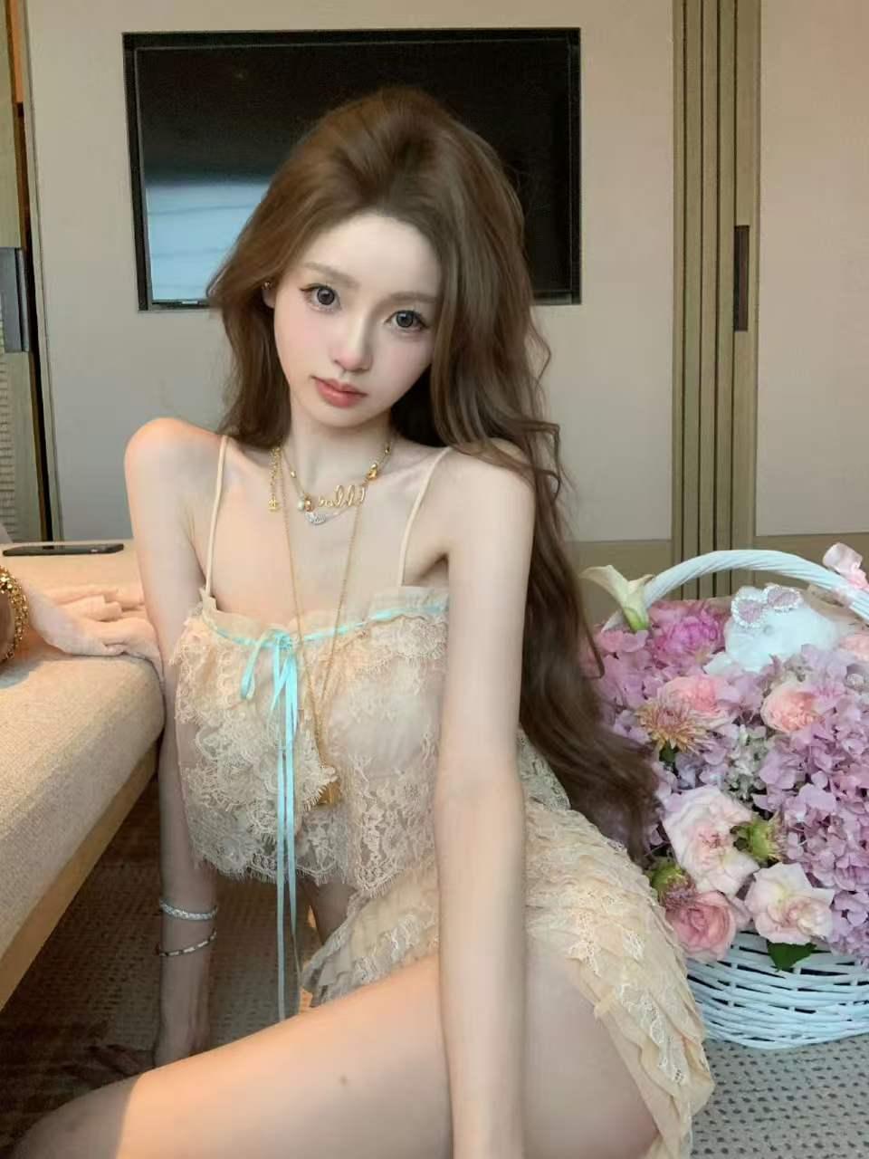 王思聪女友懒懒晒出在香港美照，配文：“被爱包围”，算是对网友偶遇王思聪与另一美女