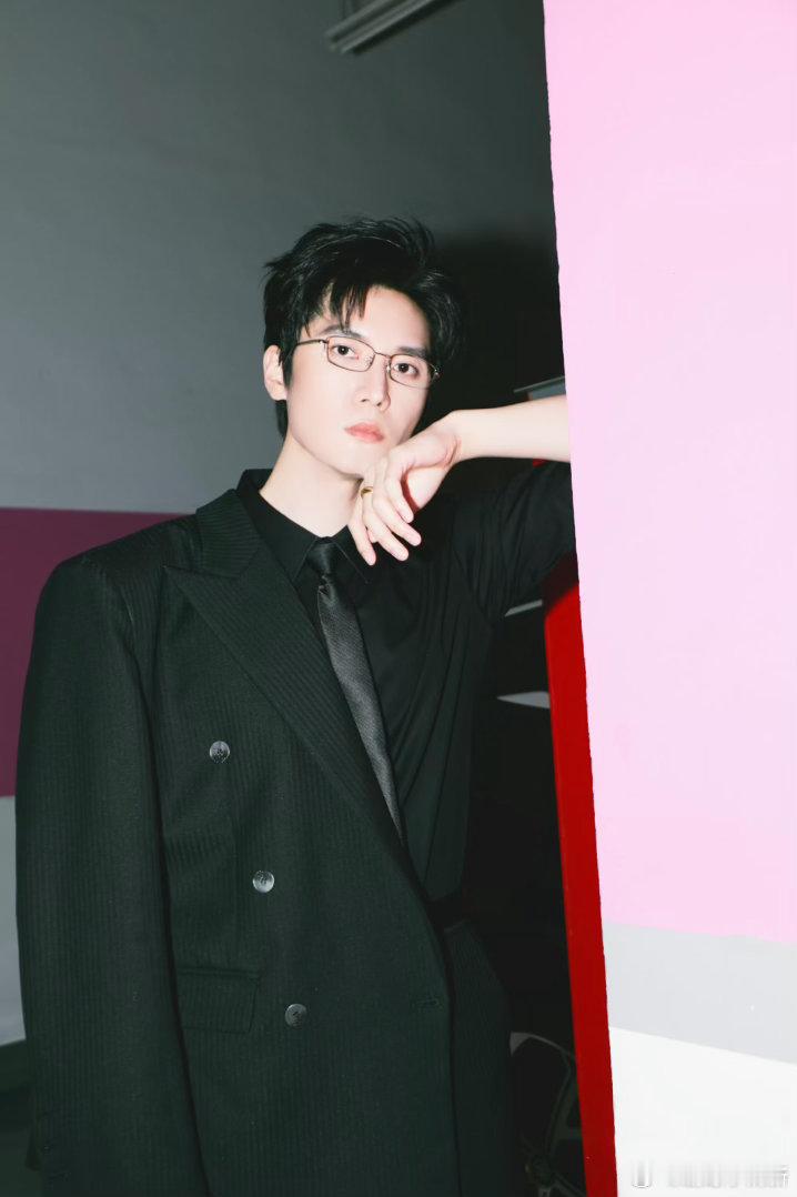 刘海宽跪完刘晓庆这边又跪上了刘海宽真的听劝 从综艺跪到新剧，刘海宽把“听劝”两个