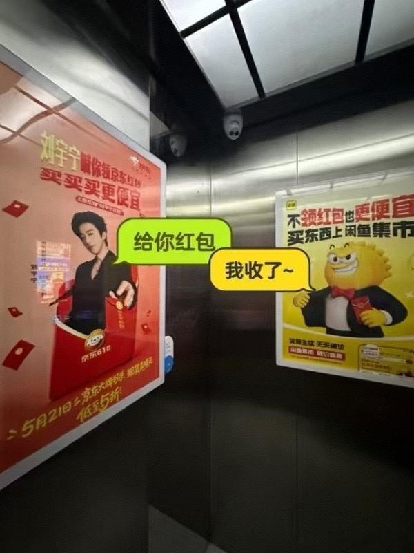 大白狗和大黄鱼就这样在各种场合光天化日推推搡搡🐶：我家代言人真帅🐟：说的谁没