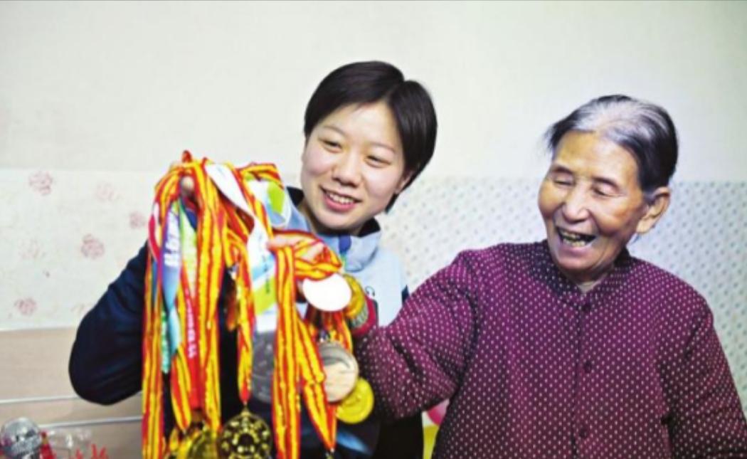 太原1女婴因手臂残疾被抛弃，58岁拾荒妇人见其可怜，把她捡回家用面糊糊养大，女孩