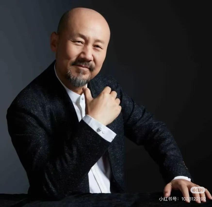 二月二龙抬头的剃头视频里的腾格尔，给全天下爱玩梗的网友们上了一课，那就是老歌王不