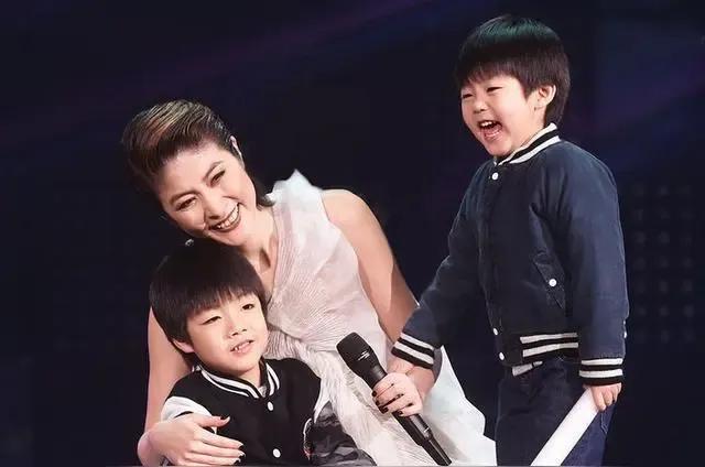 陈慧琳的两个儿子，从小帅到大。
她老公胡子拉碴的，不修边幅。
陈慧琳53岁了，也