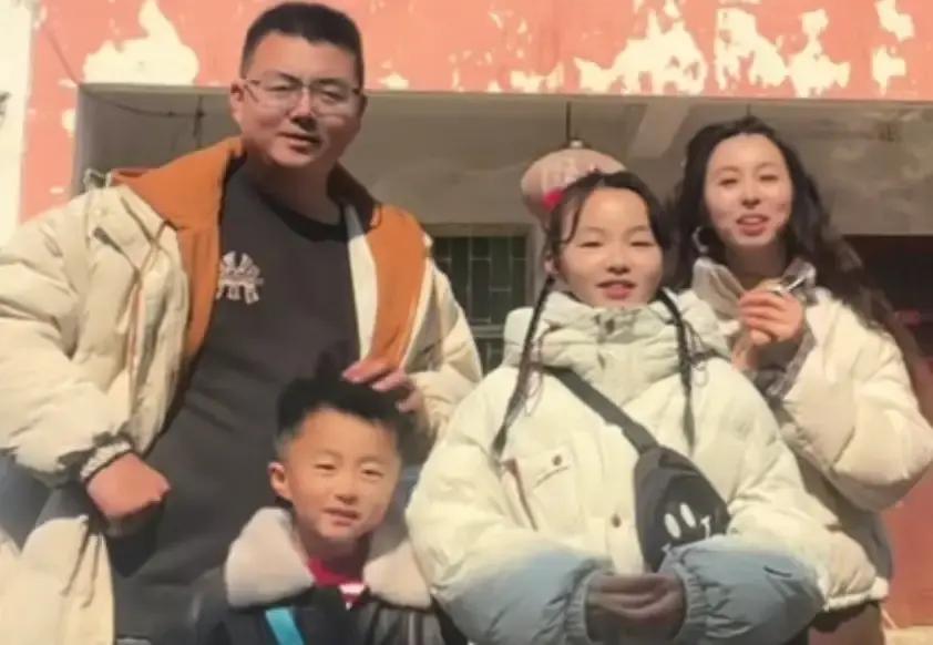 许敏大年初一发了条抖音，镜头里只有她和老伴，背景墙上写着执子之手与子偕老。

同