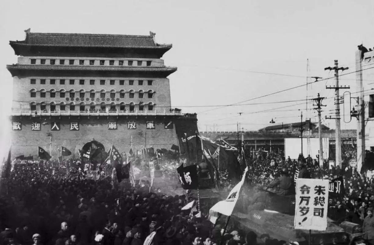 飞扬军事[超话]  1949年2月3日，中国人民解放军举行北平入城仪式 