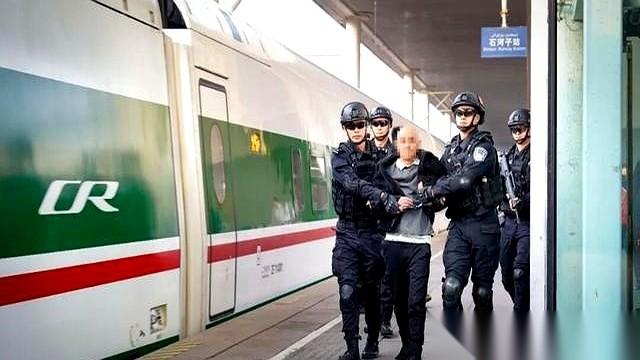 “别动，我们是石河子市公安局的！”
当这句话在他耳边响起时，他等了25年。
那个