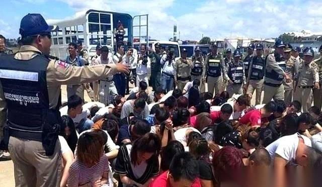 坦克开进去了，不是警察，是军队。
这话说出来，很多人第一反应是懵的，至于吗？就几