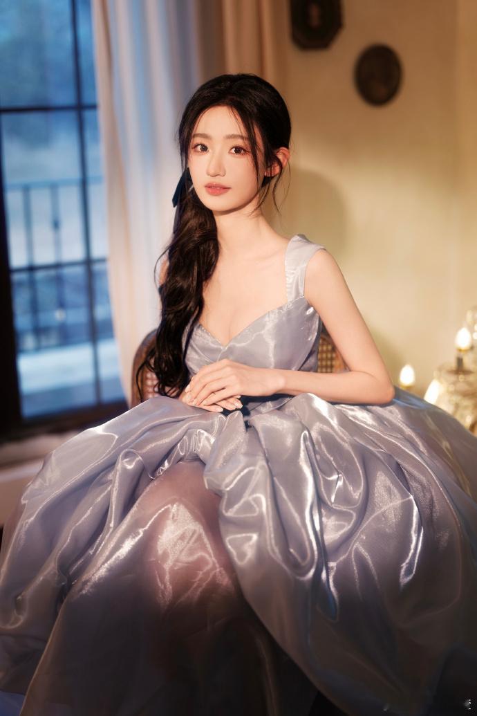 杨雨潼黑发辛德瑞拉 被杨雨潼这组图美到词穷！黑发束起露出优越头骨，蓝裙上的蝴蝶结