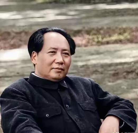 一首短诗道不尽深情，回望伟人走过的漫漫长征路
 
读到这首质朴深情的小诗，瞬间红