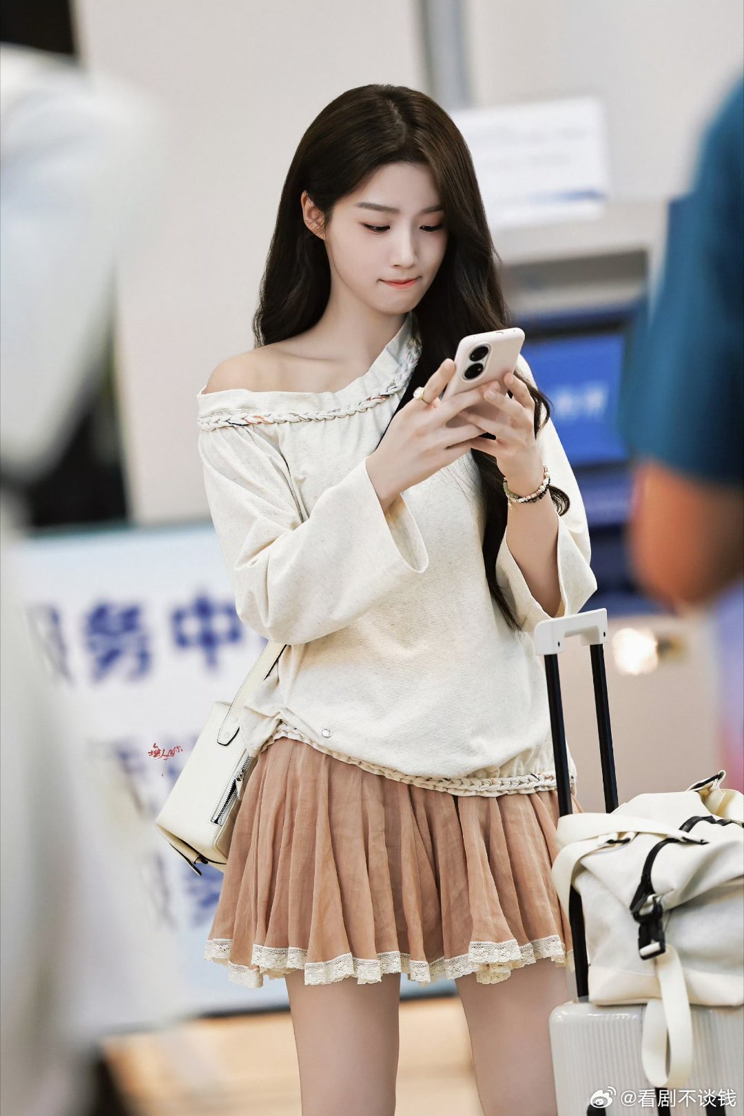 折月亮云厘路透🈶 这个噜噜美得要死[期待]卢昱晓卷发萌死谁了 ​​​