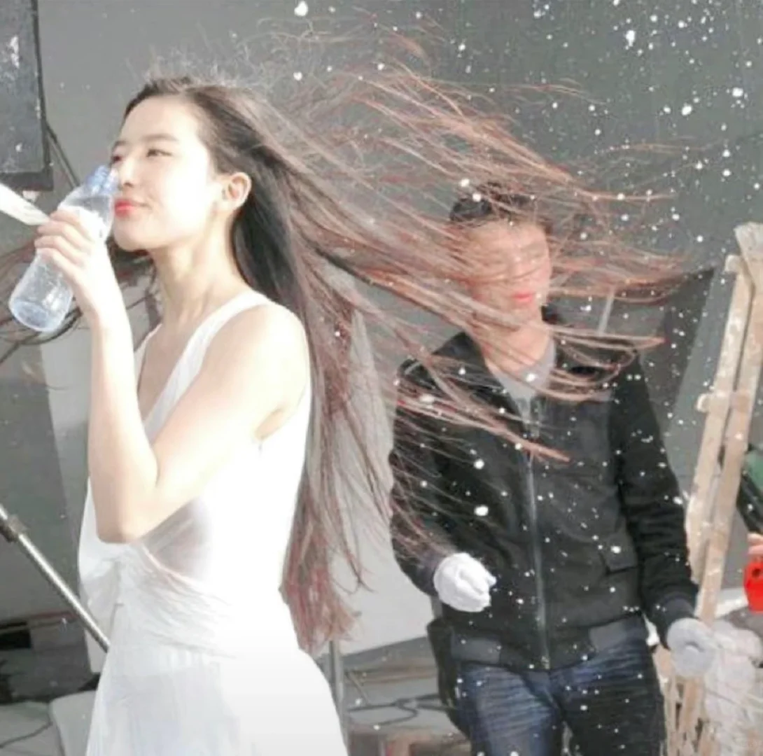 原来大美女就连头发丝都是美的