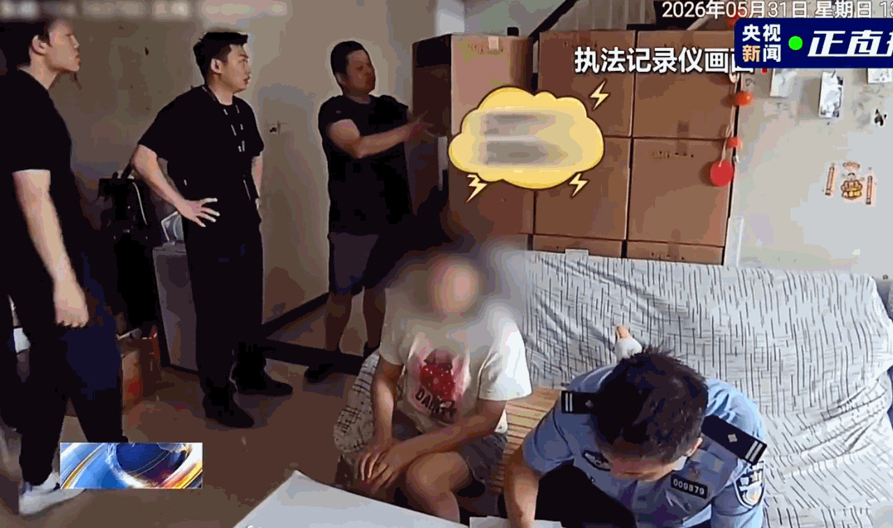 人心不足蛇吞象！四川成都，一间不起眼的民房里密密麻麻堆满了上千台没拆封的大牌家电