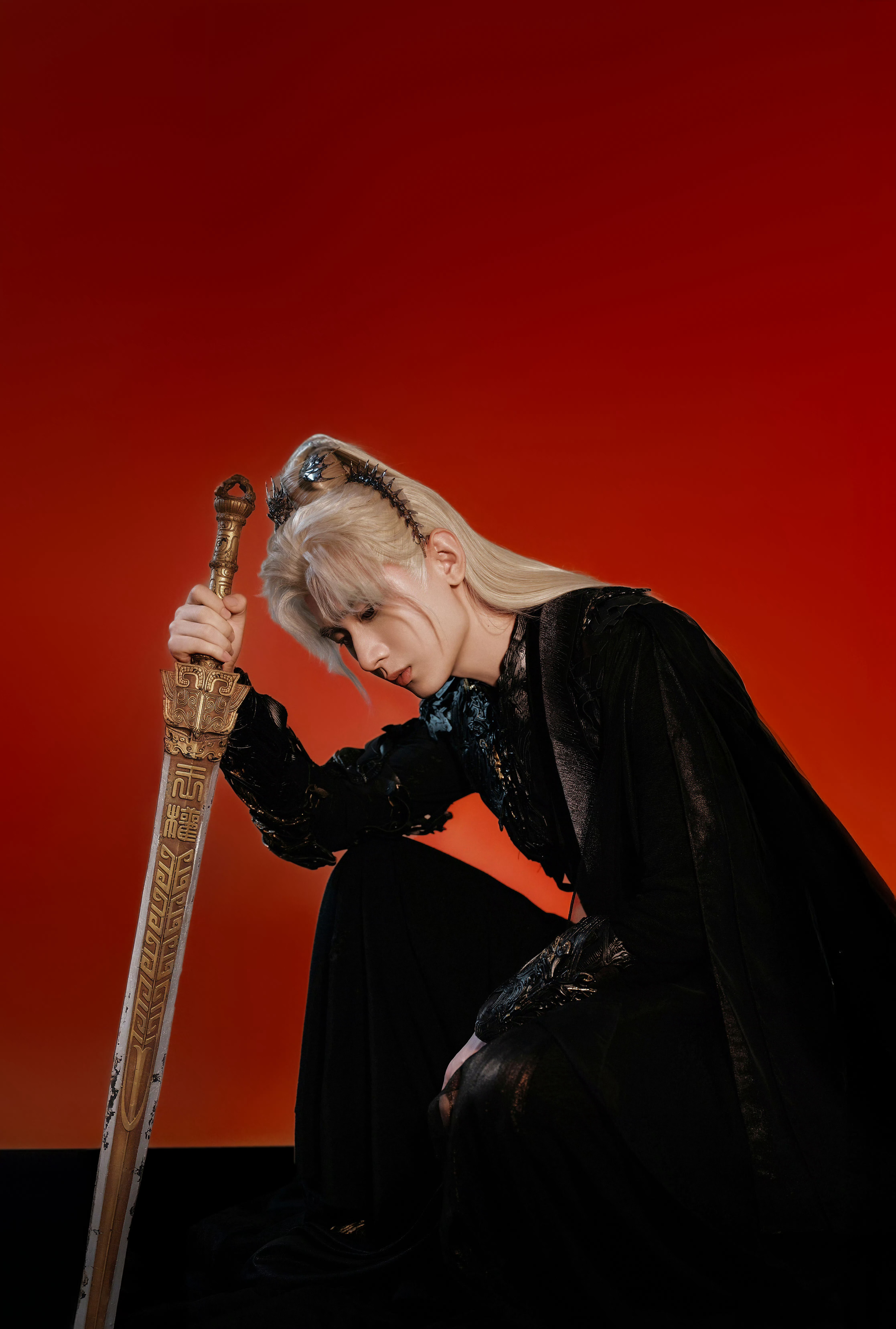 若用一词形容成毅，便是“柔韧”。打戏行云流水，带着古典的筋骨；文戏眼角眉梢，藏满