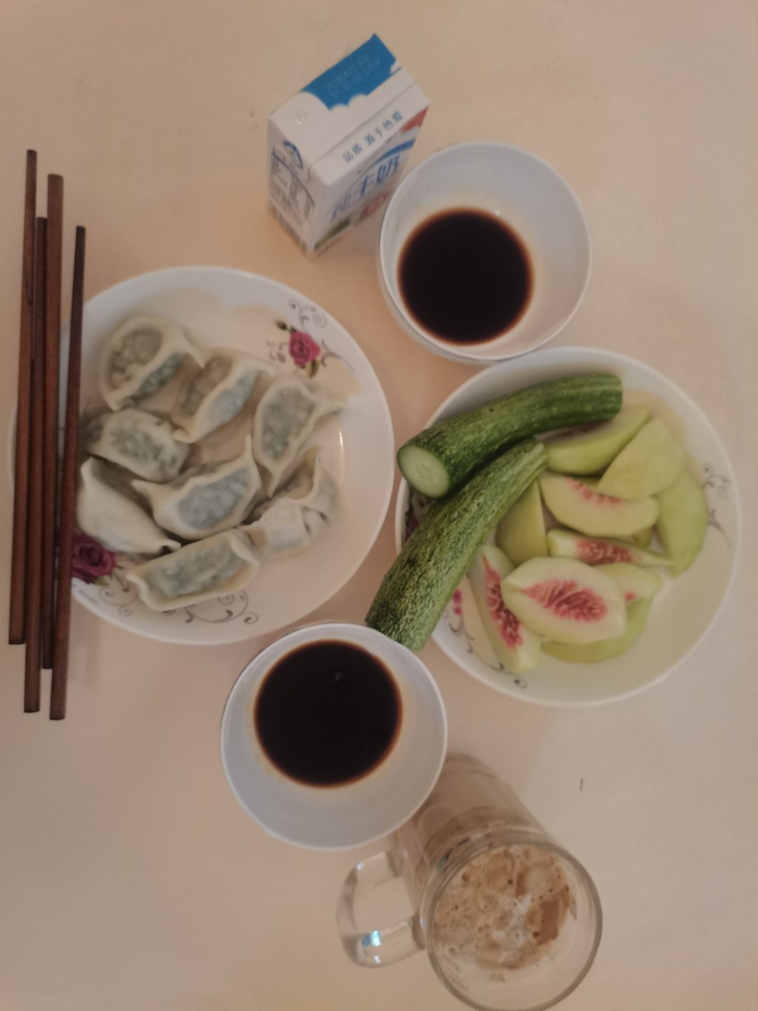 今早娘俩的早餐，是谁放假了还要早起，没错，就是我和娃
