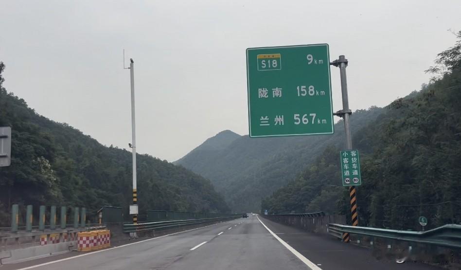 早上在昭化古城吃了早饭，天空下起了小雨，空气仿佛也清新起来。
雨天并不影响旅途的