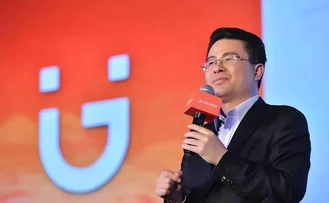 金立老板在印尼剪彩，国内还是失信人，他怎么做到的。
刘立荣现在穿着印尼花布衬衫，