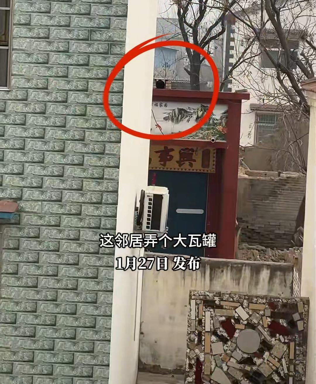 解释不清了！河南社旗，男子偶然抬头看邻居，瞬间心里一沉，只见邻居家大门上赫然架着