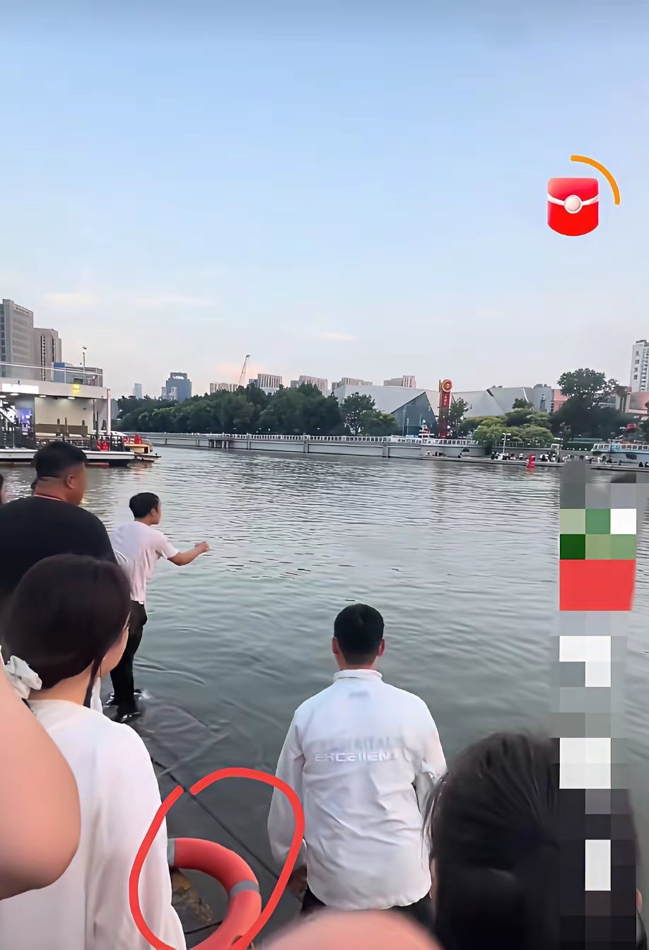 不敢看，太绝望了，天津之眼这对落水母子运气太差了，父亲绝望的喊着:“谁会游泳，求