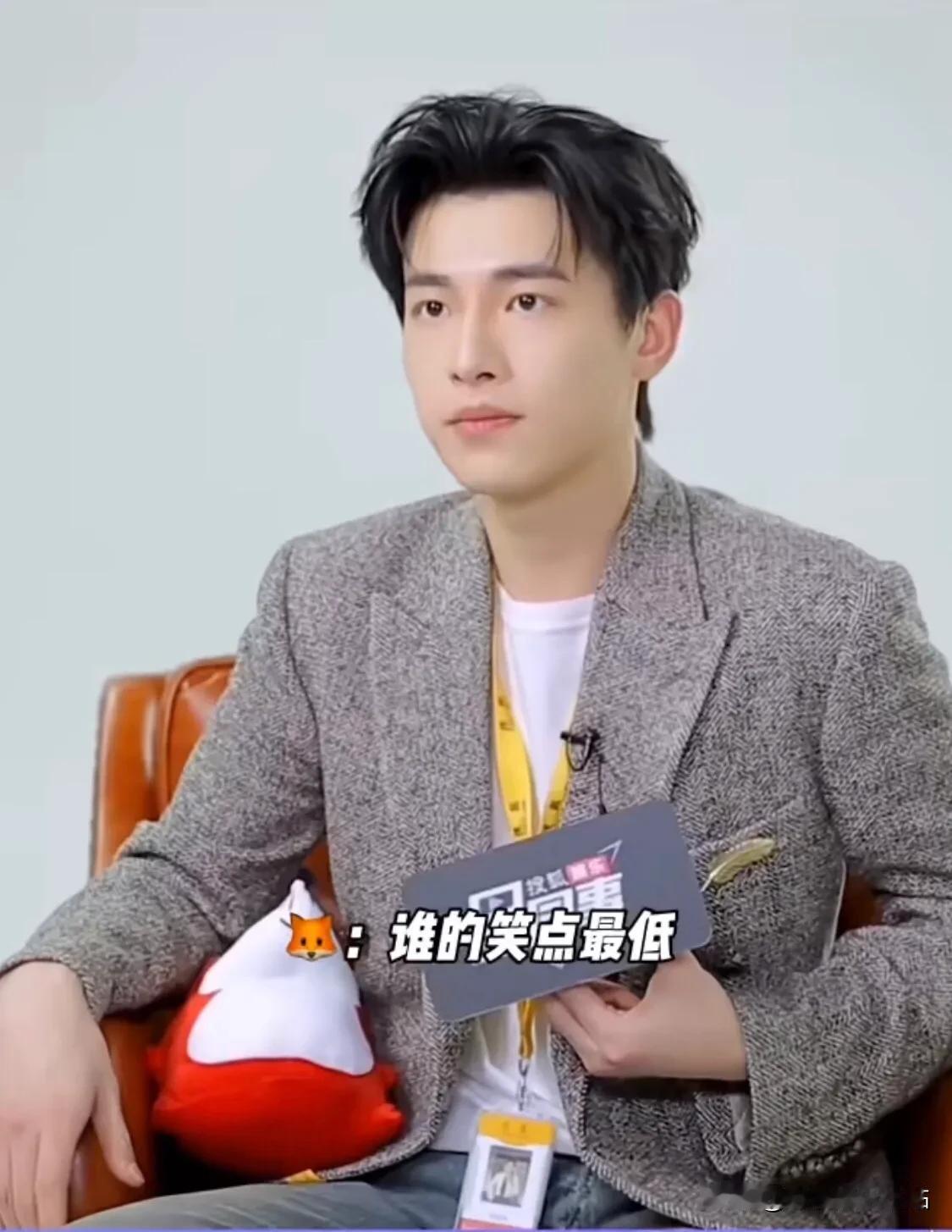 记者问：“《与凤行》剧组里，谁的笑点最低？”

辛云来：“赵姐的笑点最低，经常就