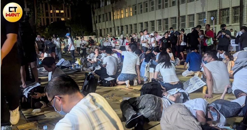 柯文哲支持者夜宿地检署外

昨晚，柯文哲支持者夜宿台北地检署外，认为柯文哲无罪。